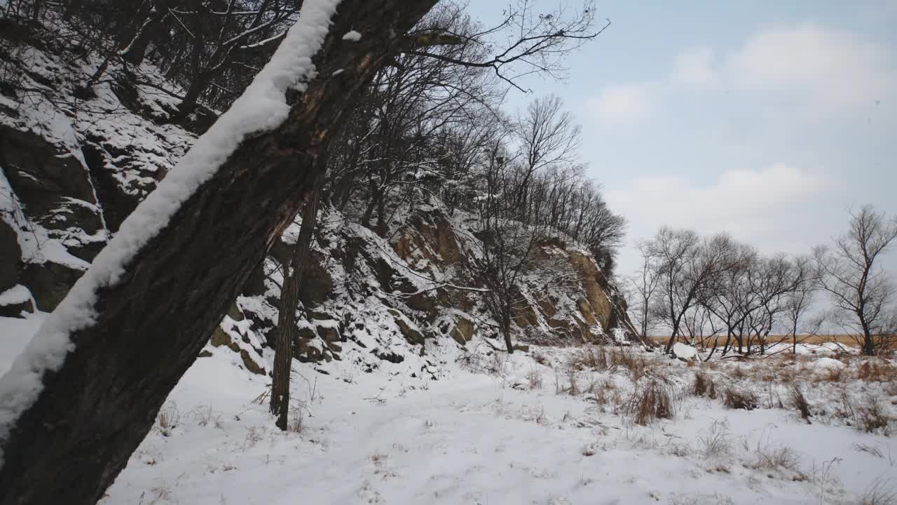 被雪覆盖的悬崖/韩国京畿道安山市檀园区视频素材