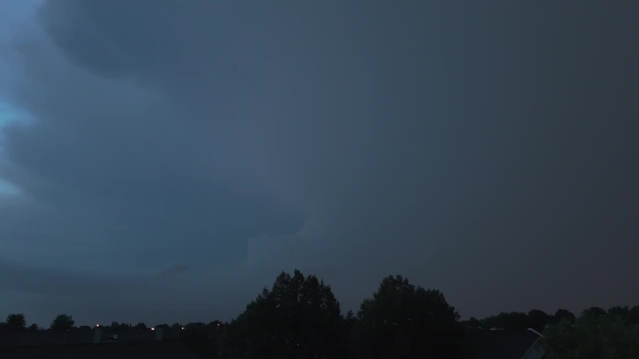 暴雨和闪电在郊区城镇地区之前，乌云在阴沉的天空中形成。广角镜头视频素材