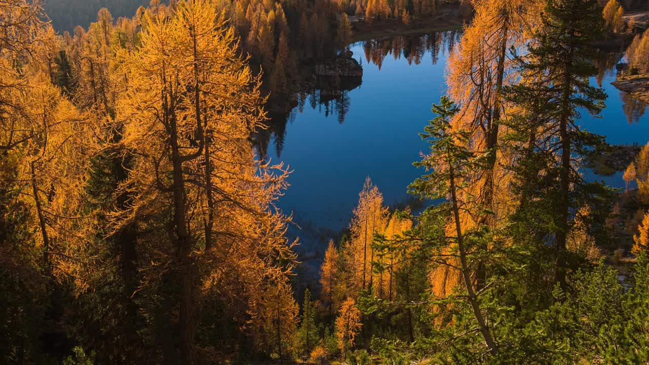 秋日清晨，山间湖泊美景如画视频素材