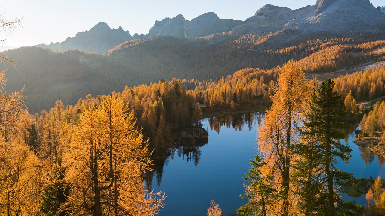 令人惊叹的早晨在山上的湖与太阳升起在秋天视频素材