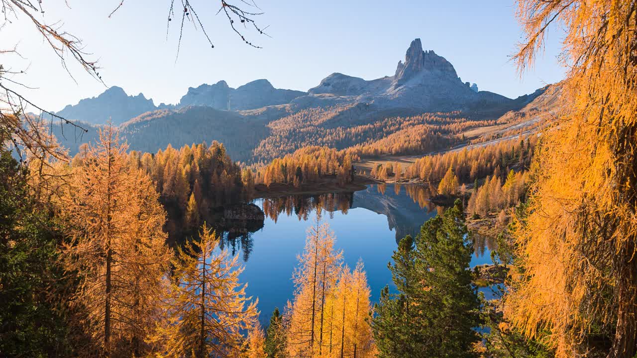 令人惊叹的早晨在山湖与太阳升起在秋天视频素材