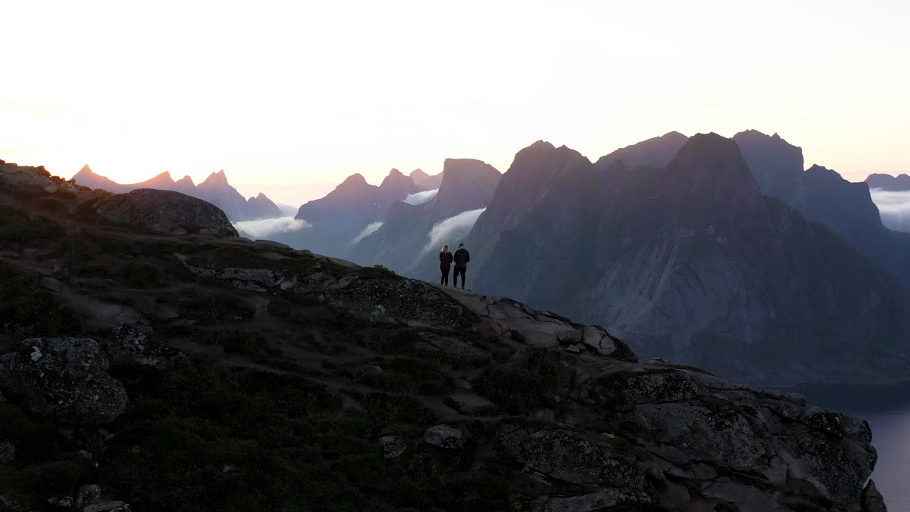 美丽的日落在戏剧性的山脉和峡湾的罗弗敦群岛在挪威北部-鸟瞰图在北极圈视频素材