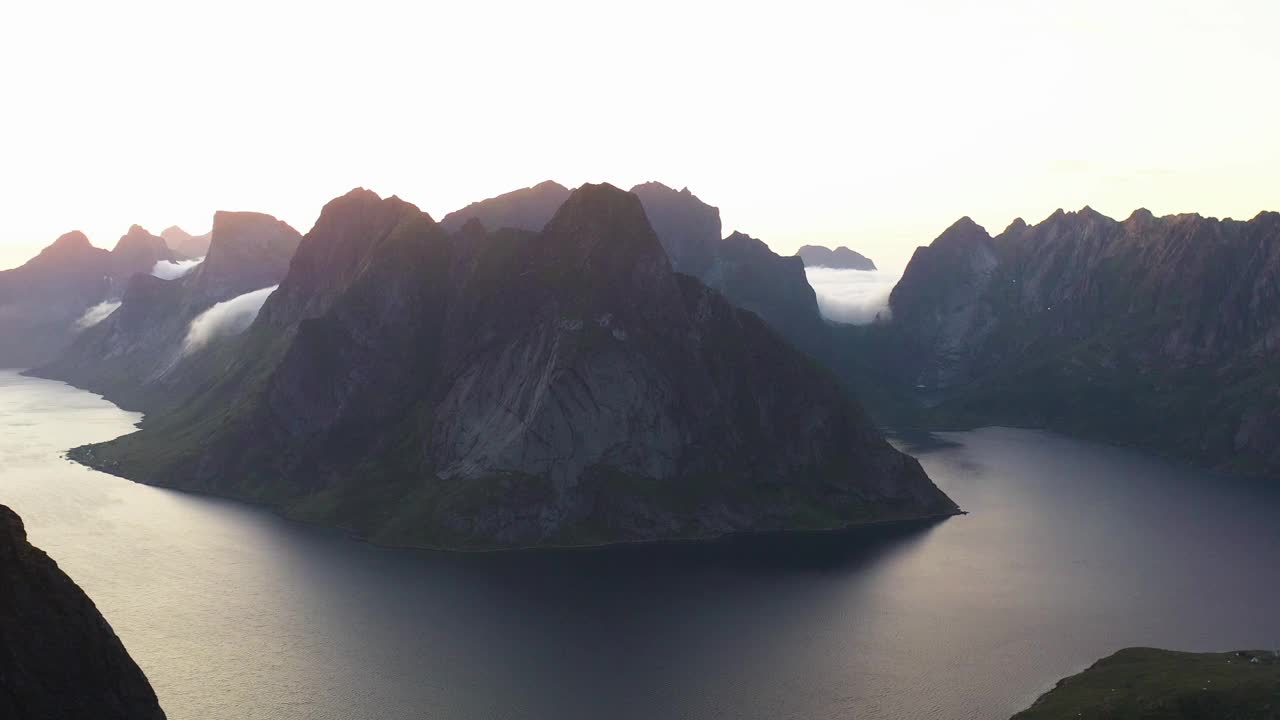 美丽的日落在戏剧性的山脉和峡湾的罗弗敦群岛在挪威北部-鸟瞰图在北极圈视频素材