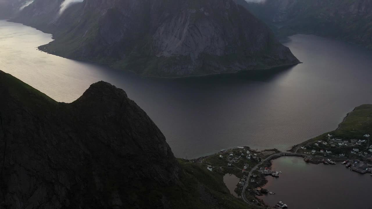 美丽的日落在戏剧性的山脉和峡湾的罗弗敦群岛在挪威北部-鸟瞰图在北极圈视频素材