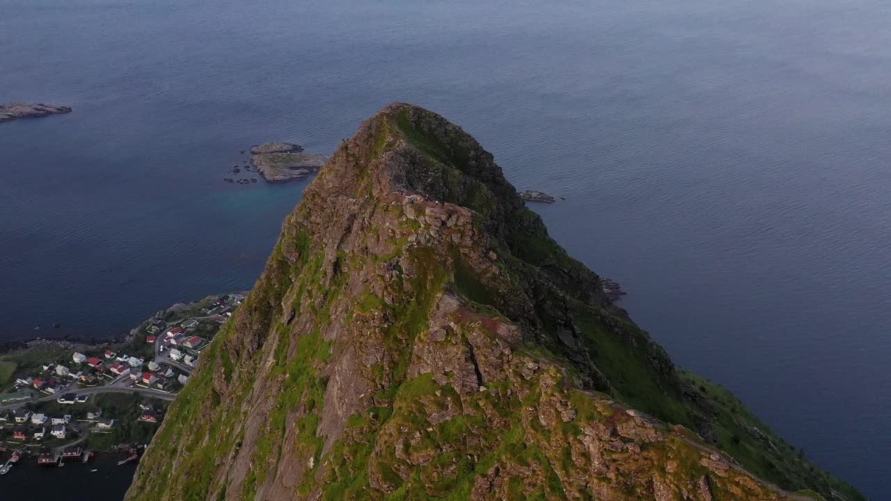 美丽的日落在戏剧性的山脉和峡湾的罗弗敦群岛在挪威北部-鸟瞰图在北极圈视频素材