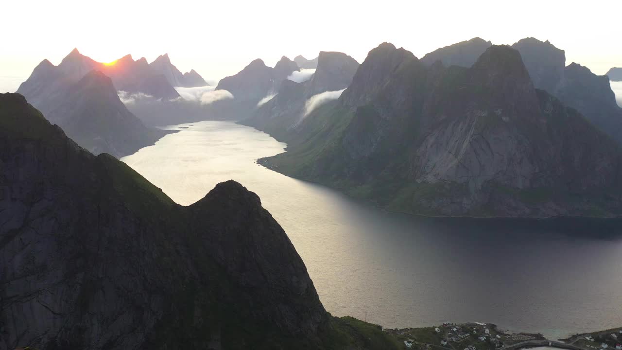 徒步旅行者在莱因布林根-美丽的日落在戏剧性的山脉和峡湾的罗弗敦群岛在挪威北部-鸟瞰图在北极圈视频素材