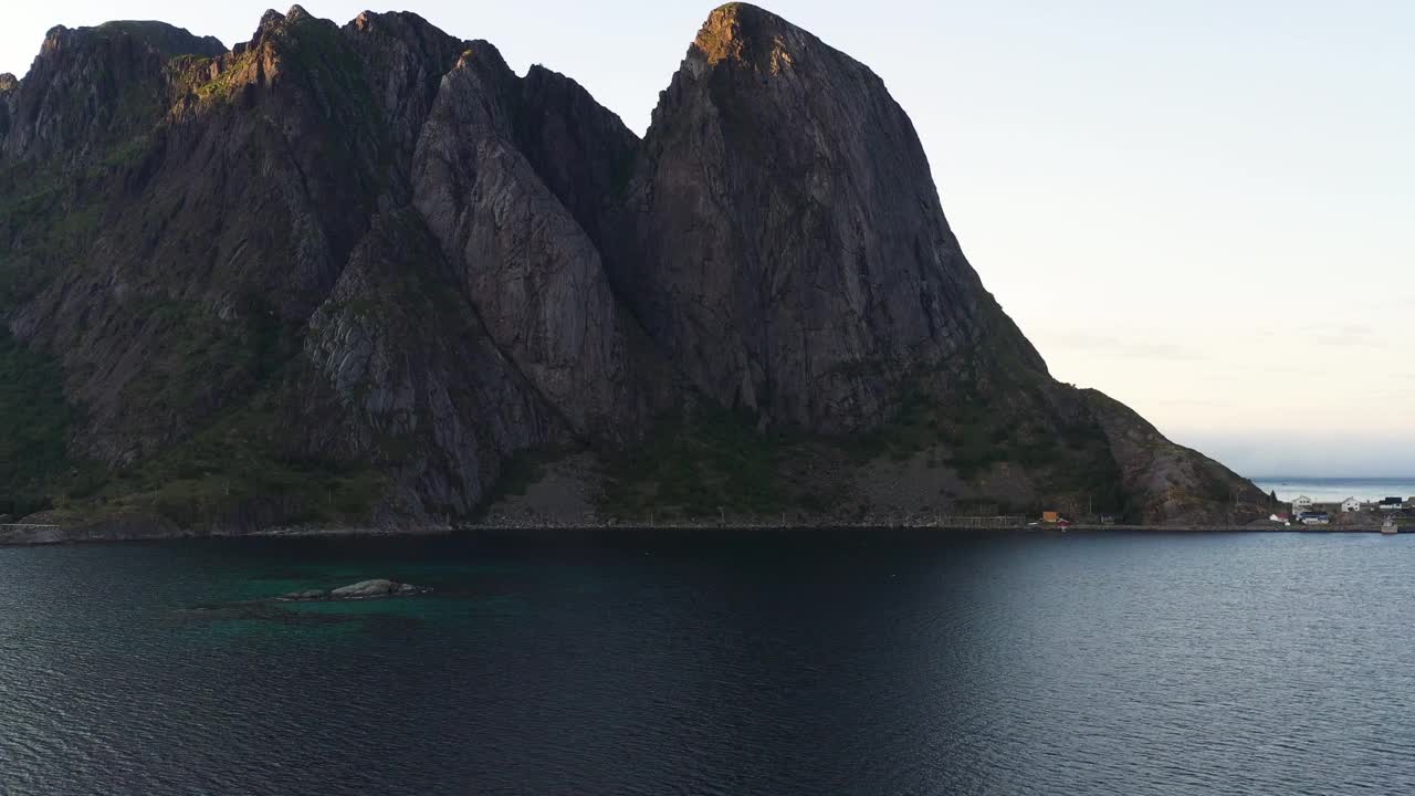 美丽的日落在戏剧性的山脉和峡湾的罗弗敦群岛在挪威北部-鸟瞰图在北极圈视频素材