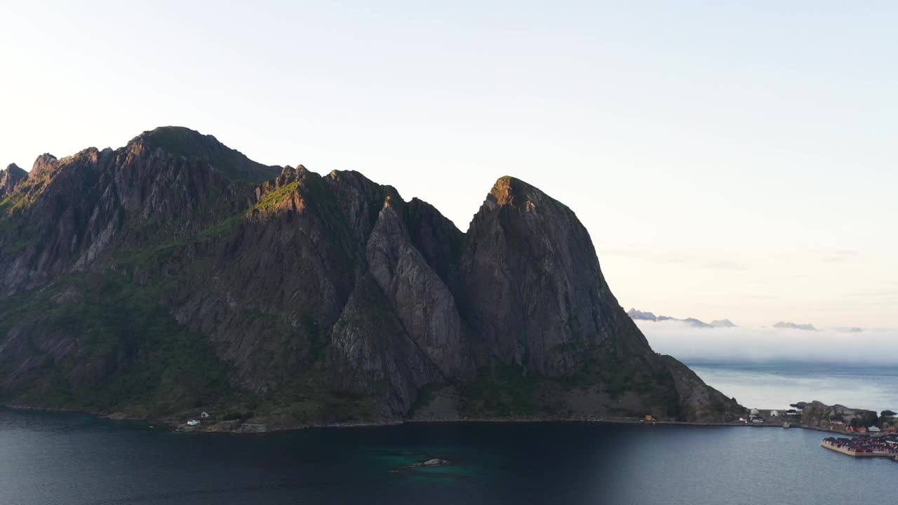 美丽的日落在戏剧性的山脉和峡湾的罗弗敦群岛在挪威北部-鸟瞰图在北极圈视频素材