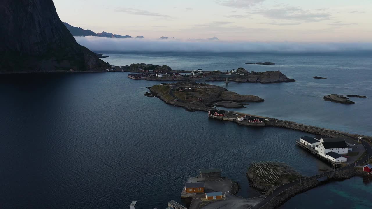 美丽的日落在戏剧性的山脉和峡湾的罗弗敦群岛在挪威北部-鸟瞰图在北极圈视频素材