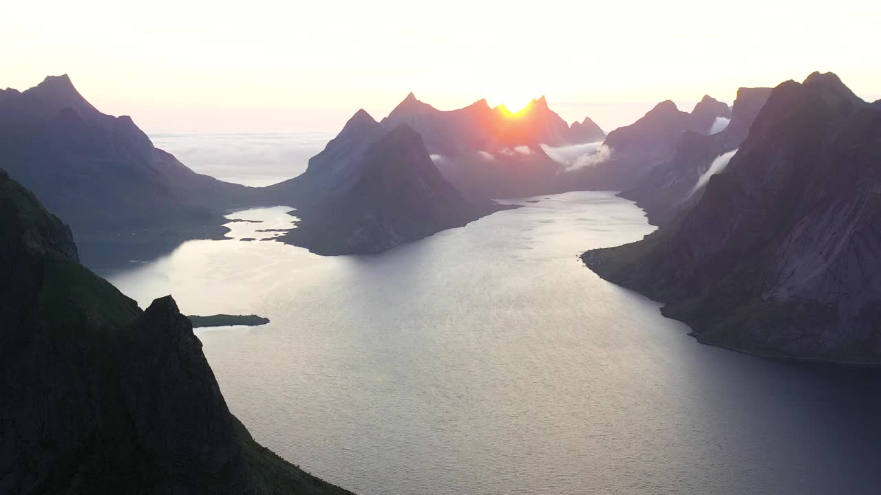 美丽的日落在戏剧性的山脉和峡湾的罗弗敦群岛在挪威北部-鸟瞰图在北极圈视频素材