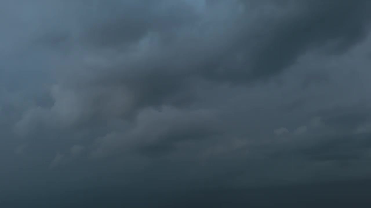 城郊地区暴雨和闪电前，乌云在阴沉的天空中形成。广角镜头视频素材