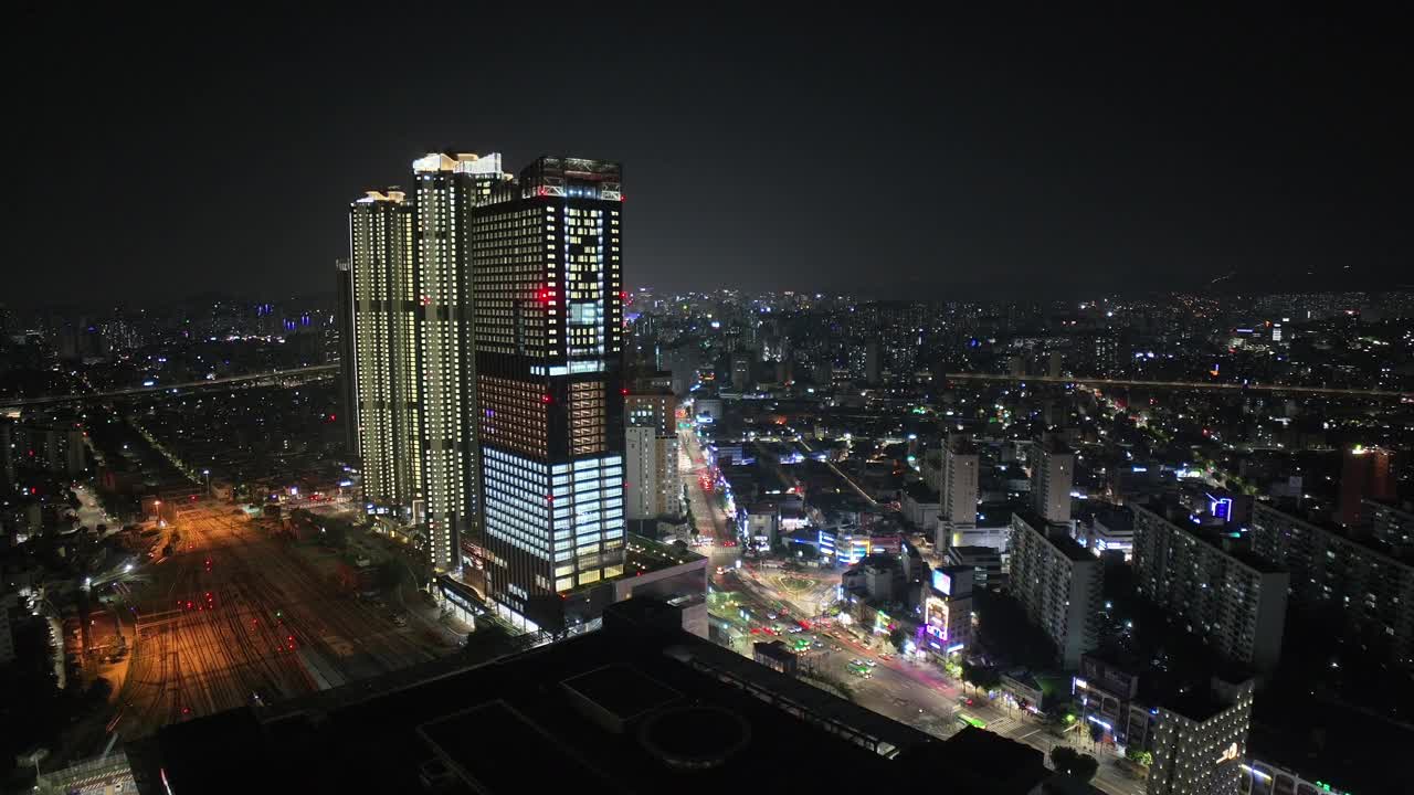 清阳里车站，市中心和夜间公寓/韩国首尔东大门区视频素材