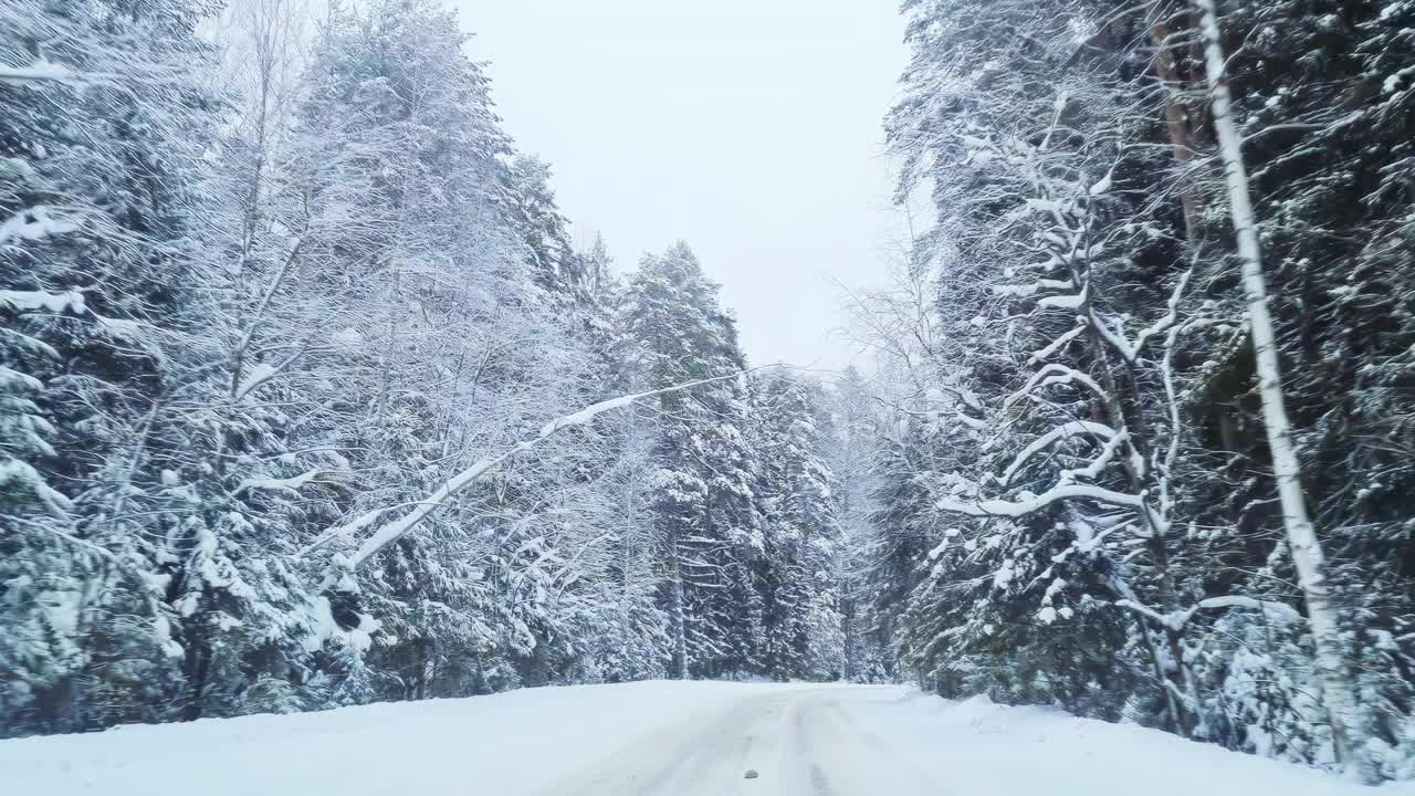 白雪覆盖的乡村道路。视频素材