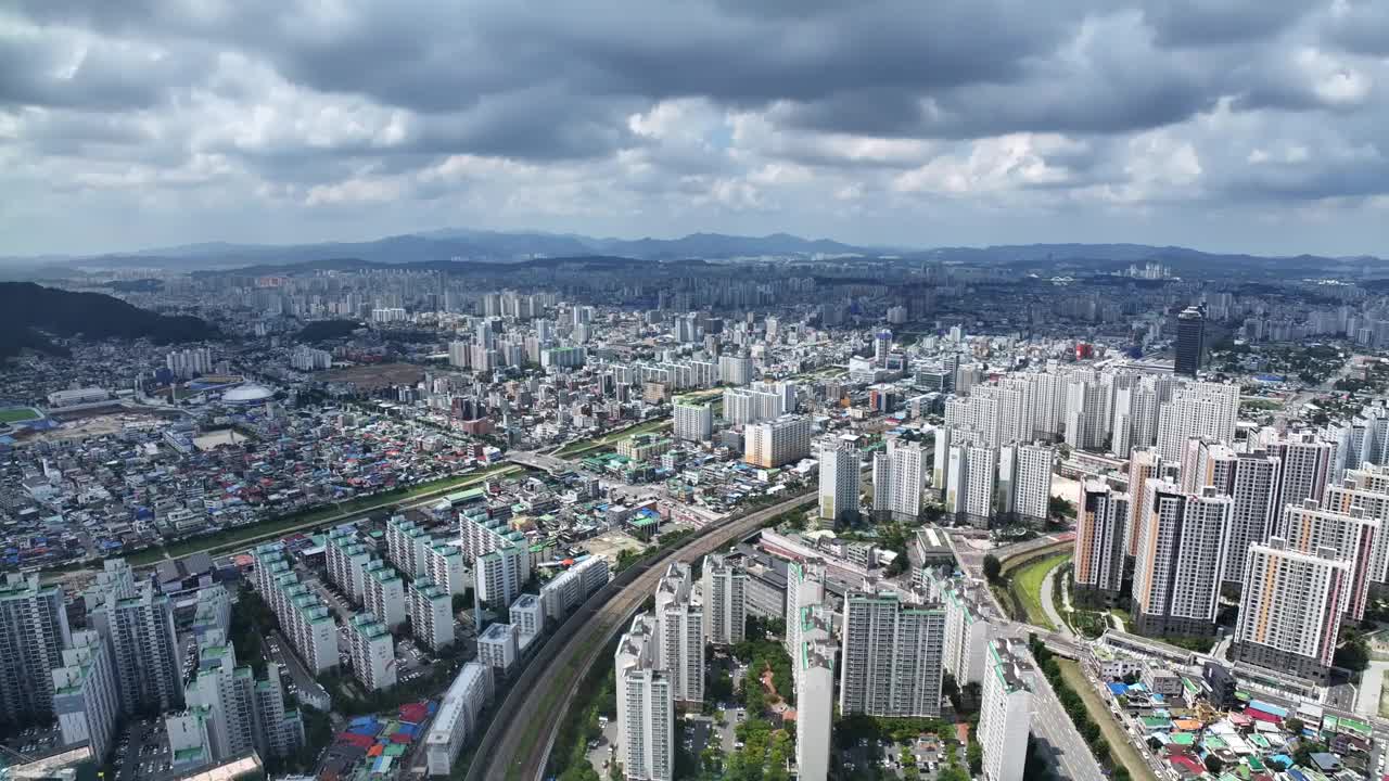 市中心和公寓大楼/韩国大田东区视频素材