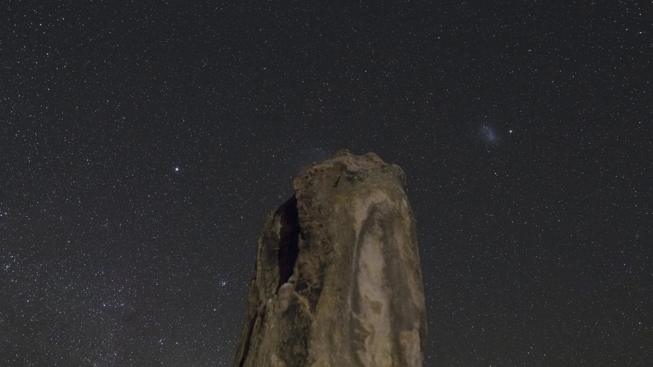 南峰国家公园的自然风光，尖塔，夜空和星系/西澳大利亚，澳大利亚视频素材