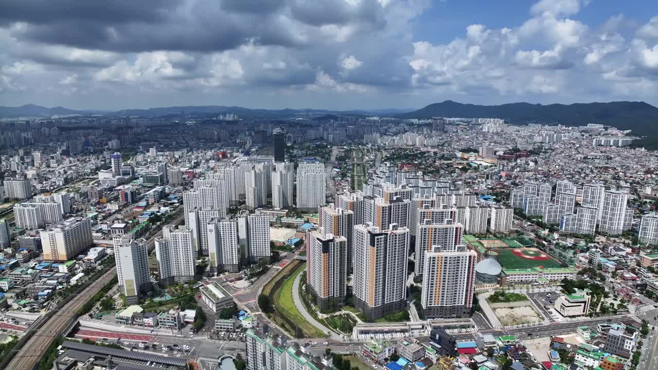 市中心和公寓大楼/韩国大田东区视频素材