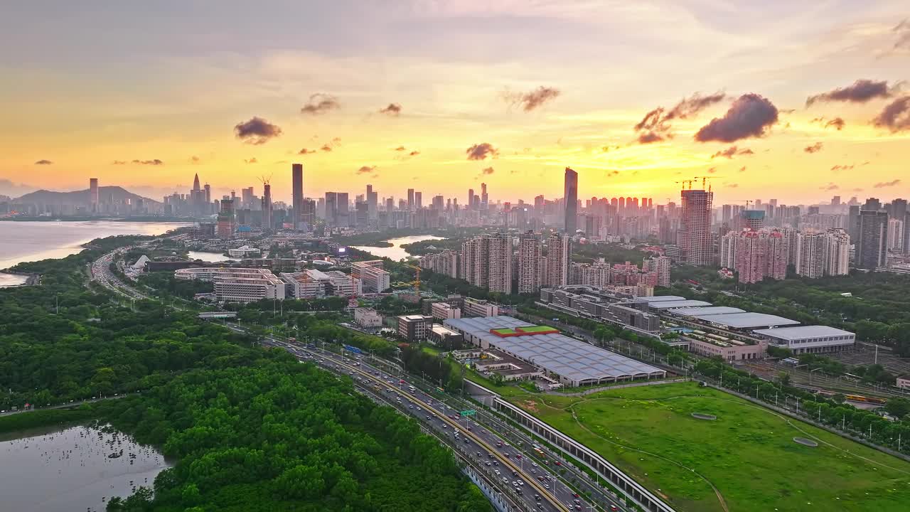 中国深圳日落时城市建筑、天际线和自然风光的航拍照片视频素材