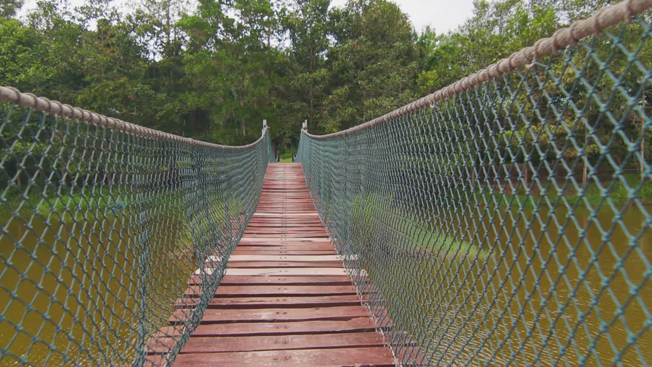 在这个令人惊叹的旅游目的地，当你穿越一座绳索和木桥，克服障碍时，体验冒险。这抓住了户外活动和暑假的精髓。视频素材