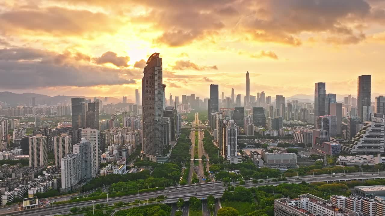 在著名的中国深圳，航拍城市建筑、天际线和日落时的自然风光视频素材