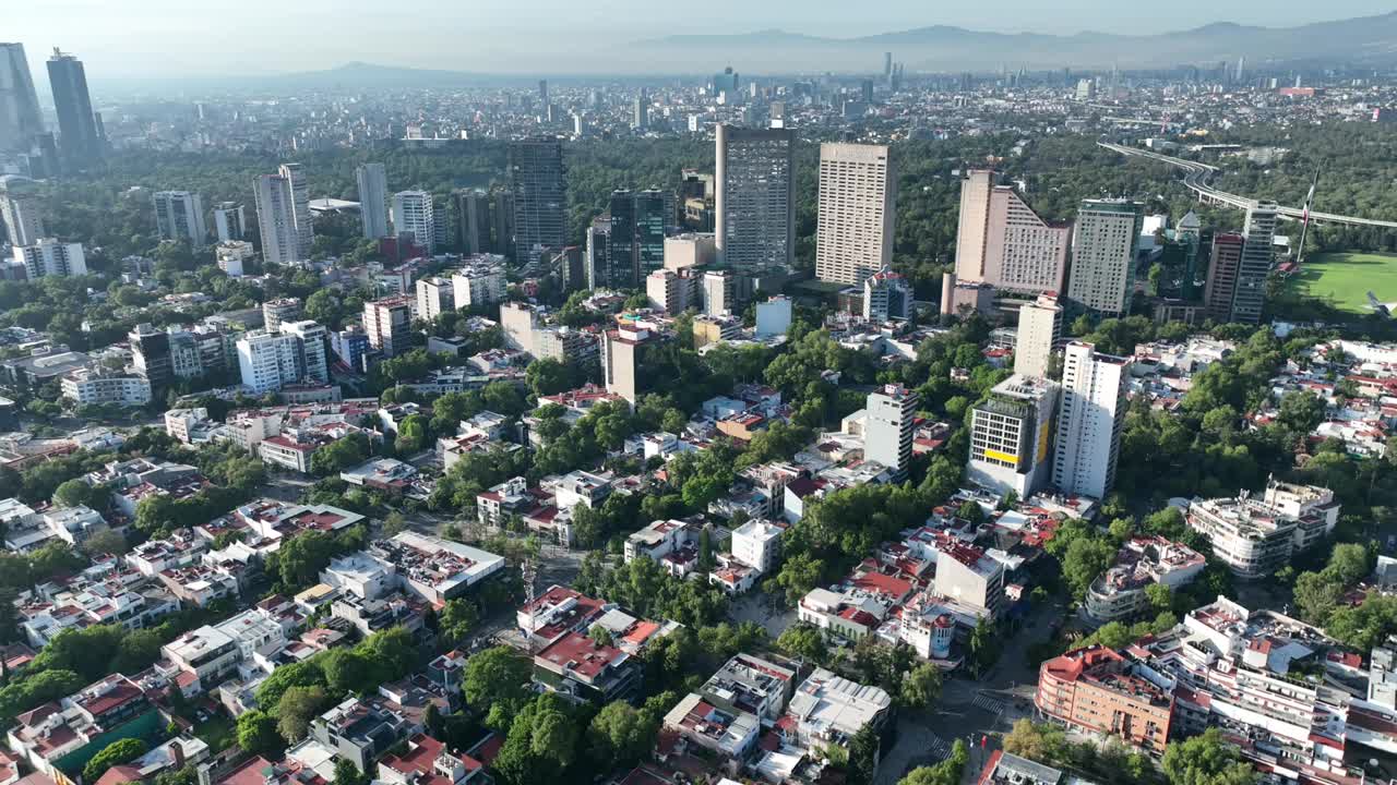 无人机的城市景观，住宅建筑，塔与树和山为背景视频素材