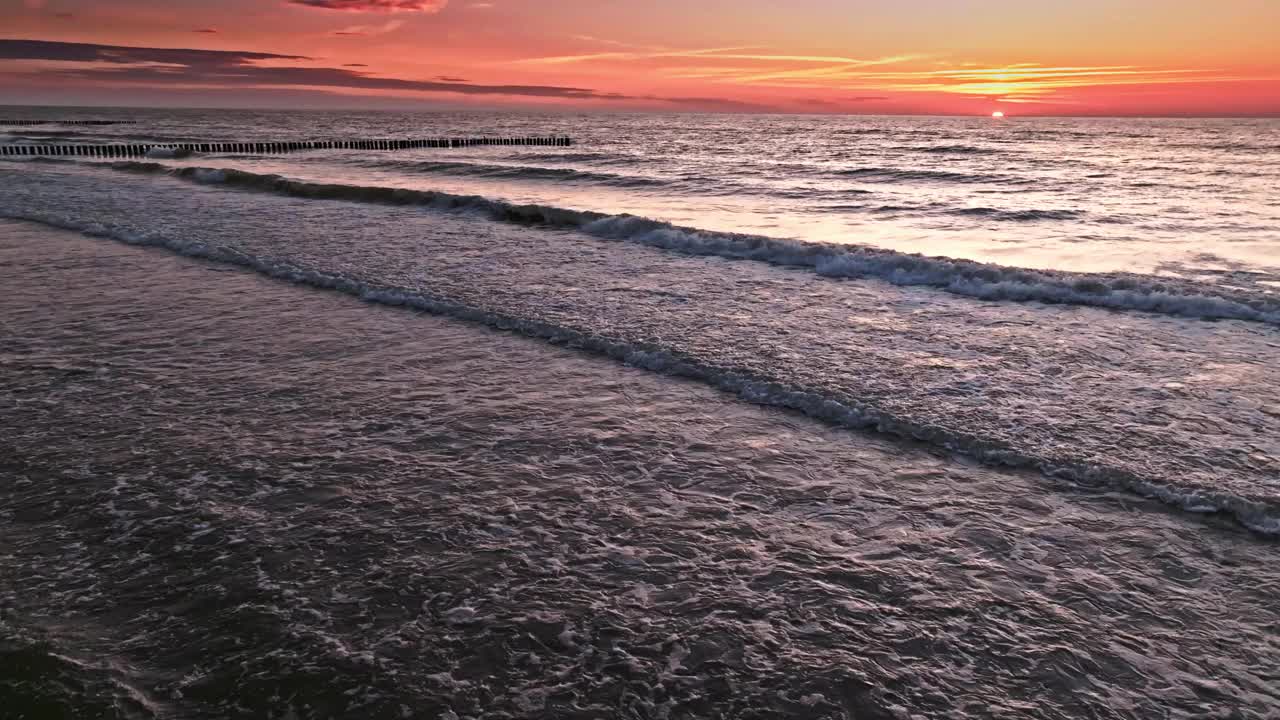 波罗的海平静的日落，太阳在地平线上视频素材