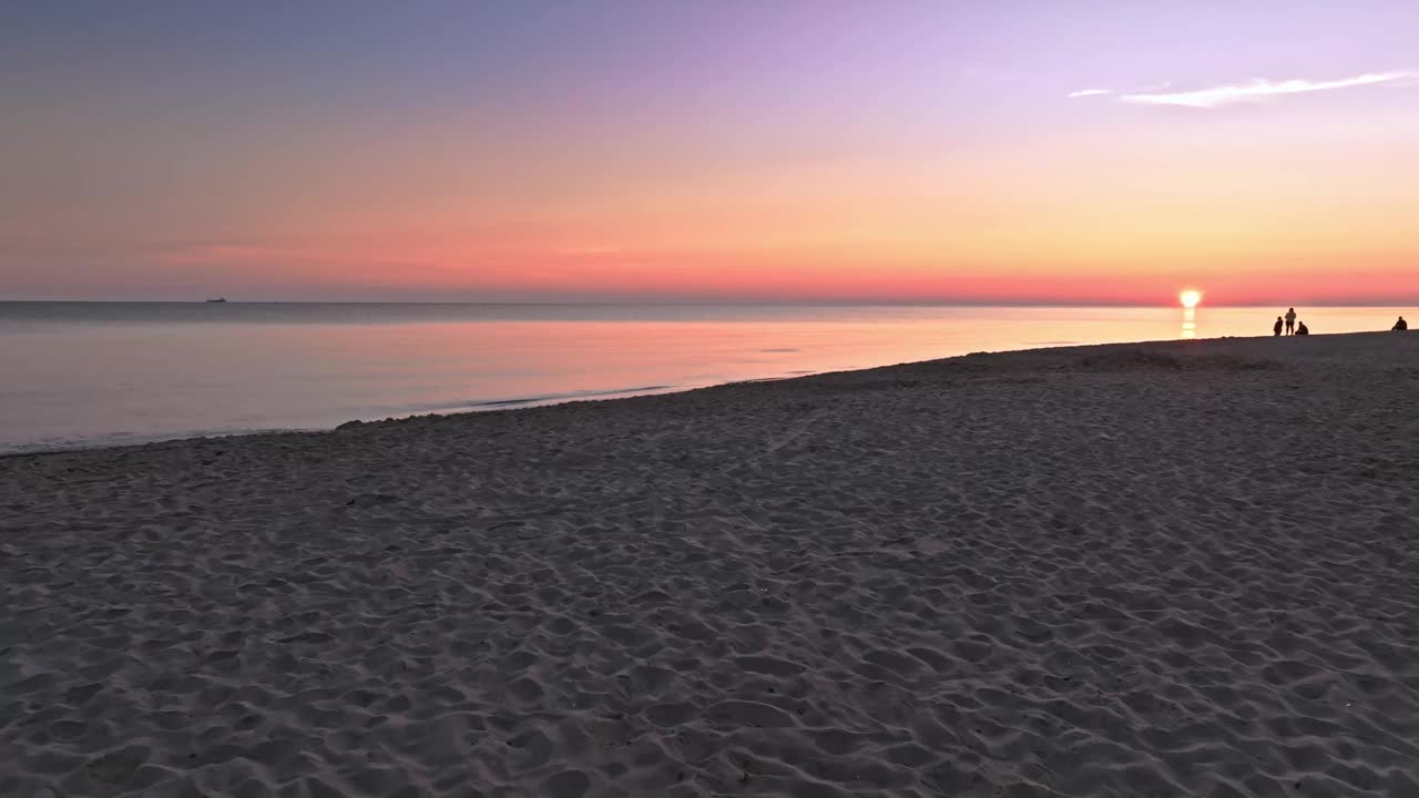 海滩上的日落，有救生员小屋和海上的船视频素材