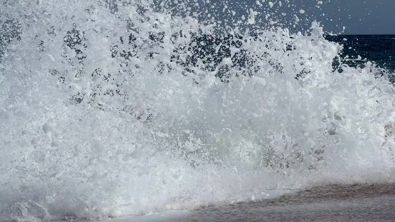 海滩上的海浪破碎，海上的大风天气视频素材