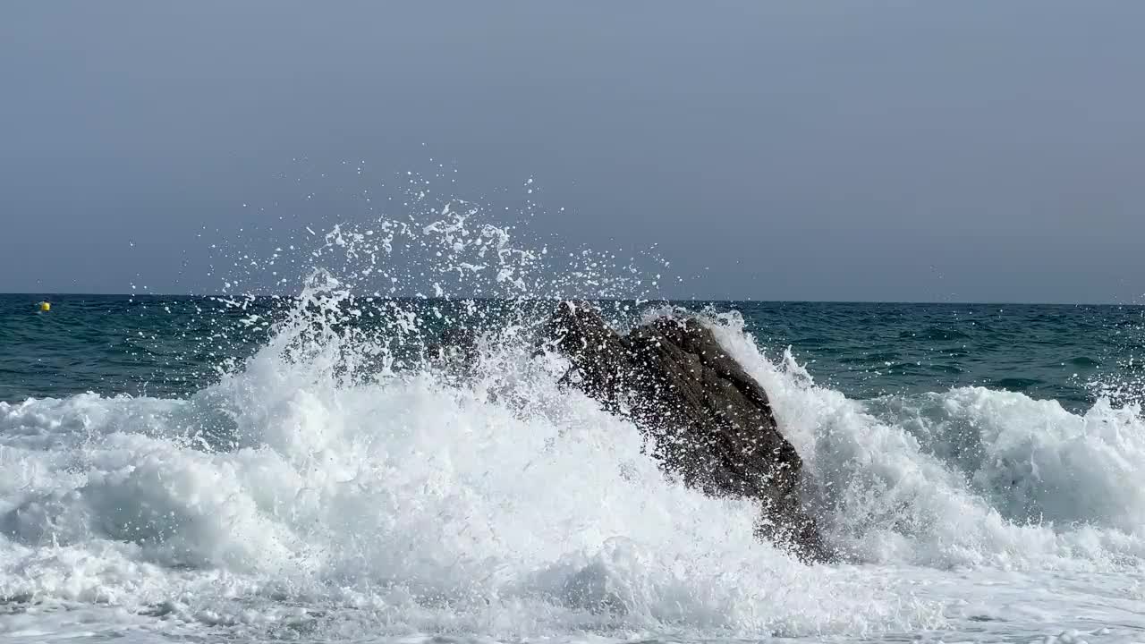 海滩上的海浪破碎，海上的大风天气视频素材