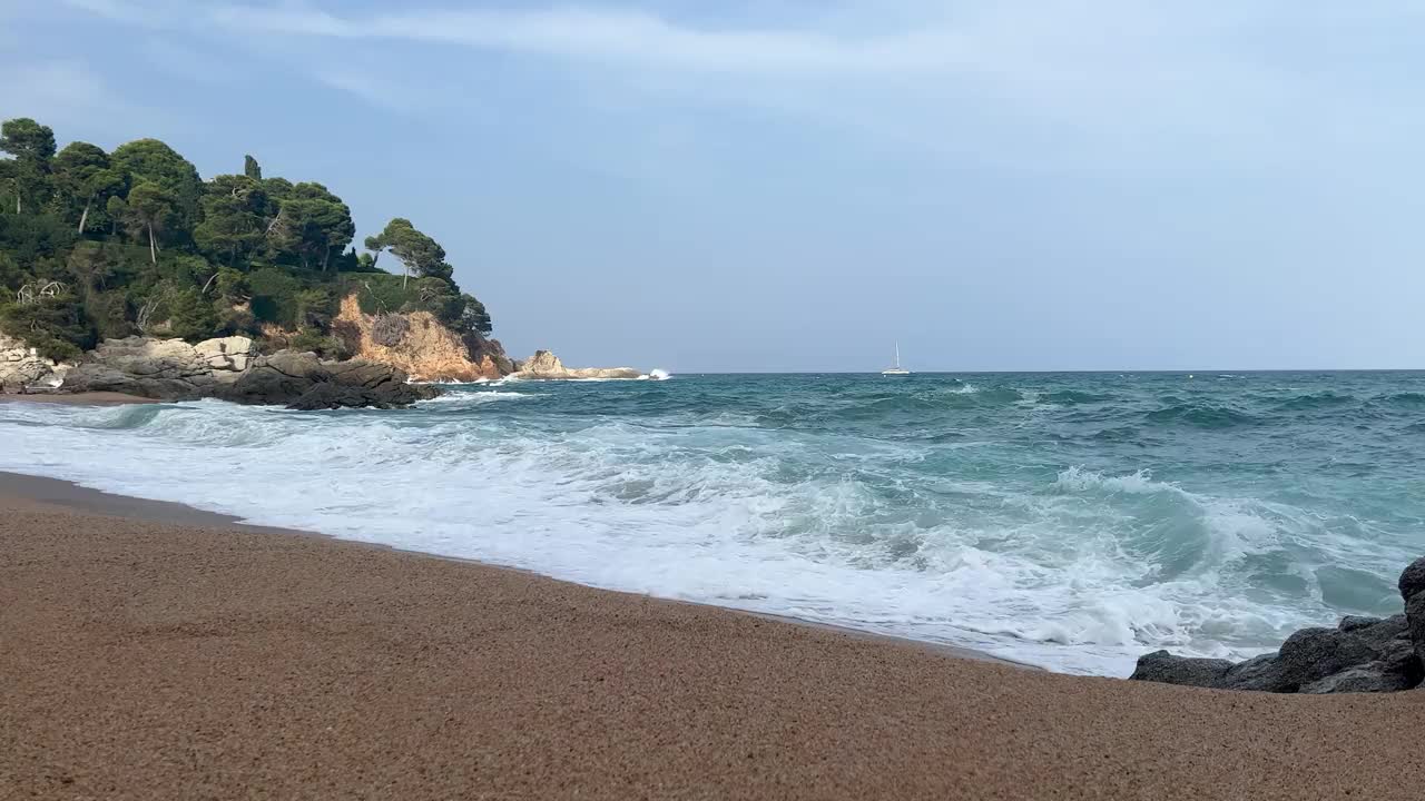 海滩上的海浪破碎，海上的大风天气视频素材