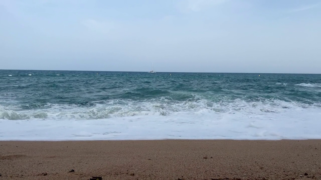 海滩上的海浪破碎，海上的大风天气视频素材