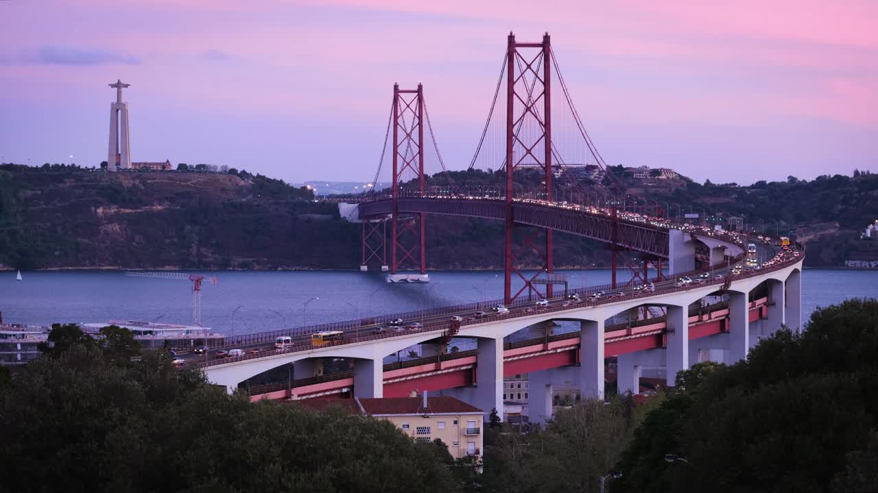 从Miradouro do Bairro do Alvito观景台俯瞰里斯本。葡萄牙里斯本视频素材