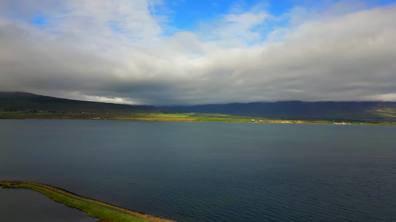 冰岛的鲸鱼峡湾(Hvalfjorour)的景观是郁郁葱葱的植被，天空多云视频素材