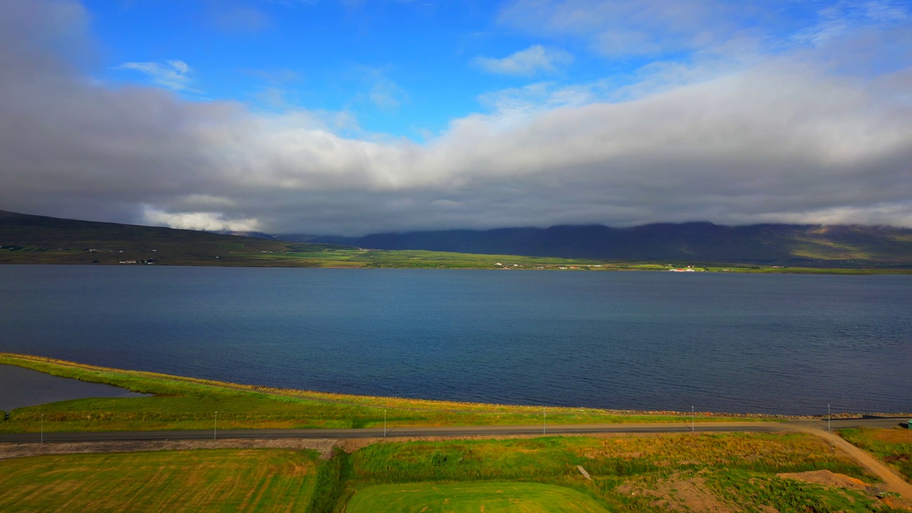 冰岛的鲸鱼峡湾(Hvalfjorour)景观植被，天空灰暗多云视频素材