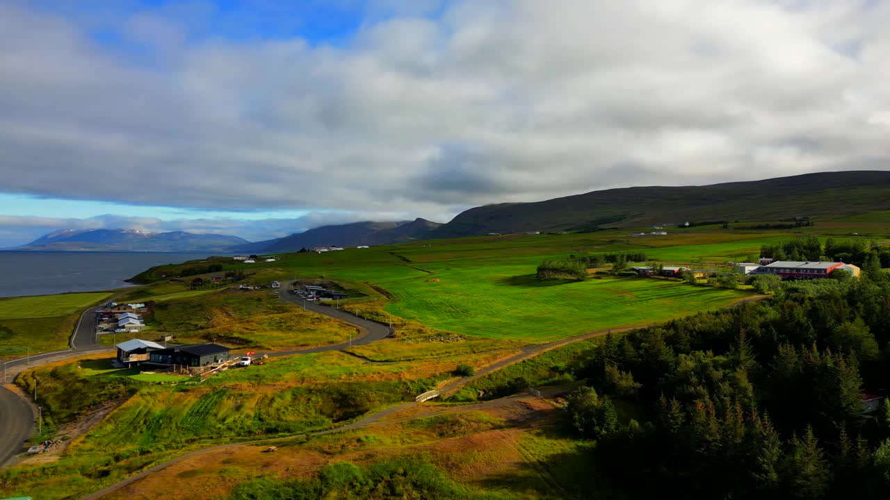 冰岛多云天空中的鲸鱼峡湾(Hvalfjorour)景观植被视频素材