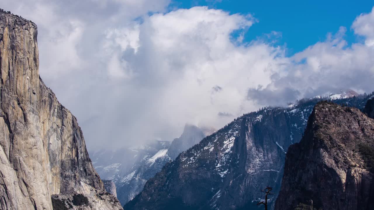 延时-美丽的云移动在约塞米蒂国家公园山谷视频素材