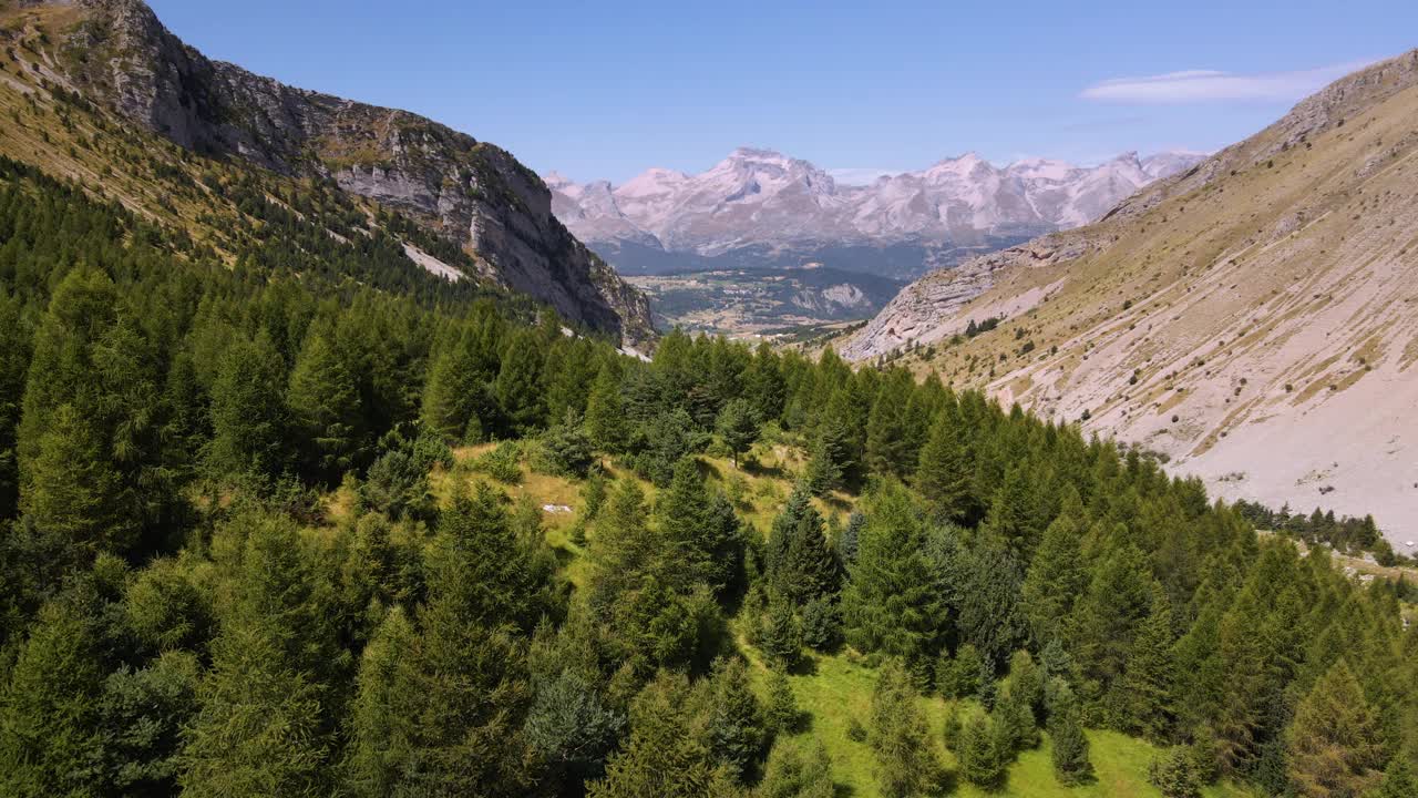 夏季迪沃勒山脉的鸟瞰图。上阿尔卑斯(阿尔卑斯山)，法国视频素材