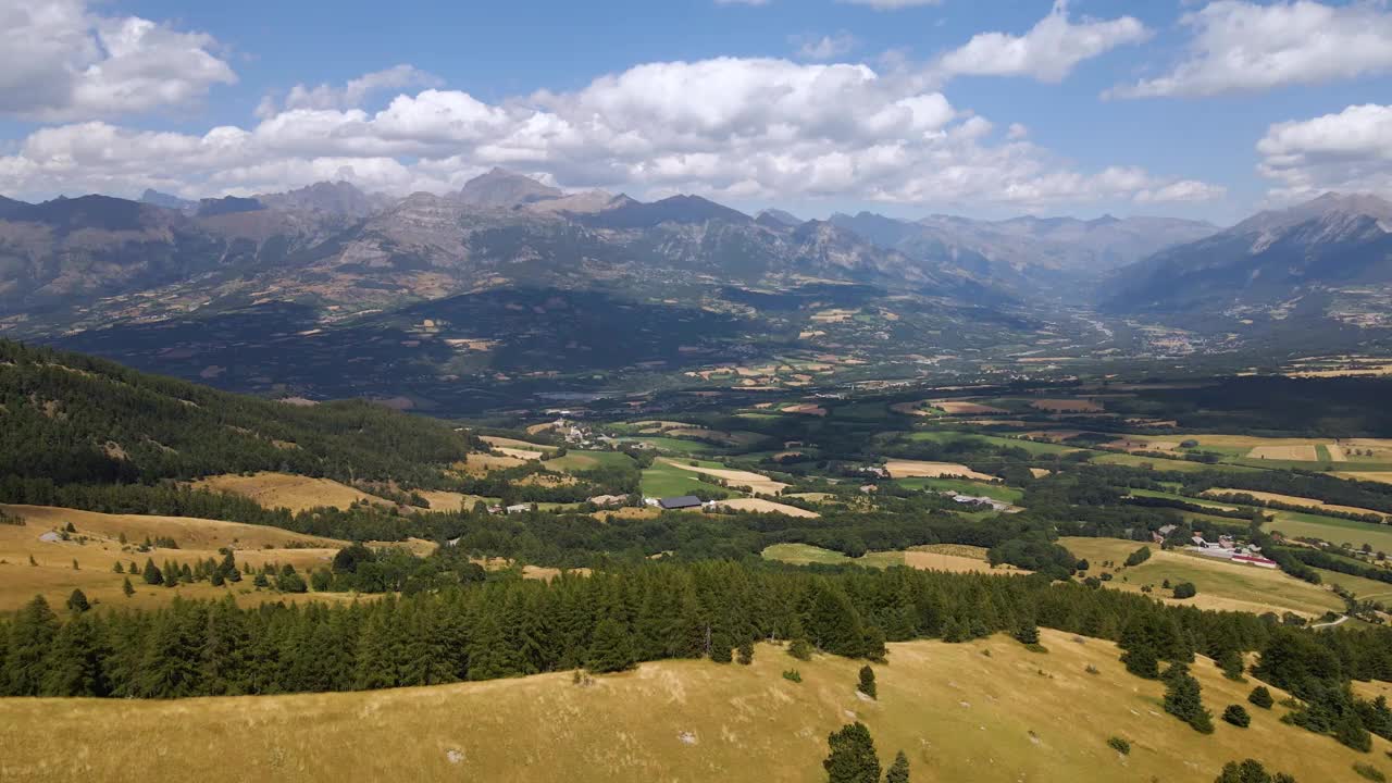 Champsaur Valley及其山脉(远处的夏约峰)，Bayard高原和Gap盆地的全景鸟瞰图。这是格列泽山口的景色。上阿尔卑斯，阿尔卑斯山，法国视频素材