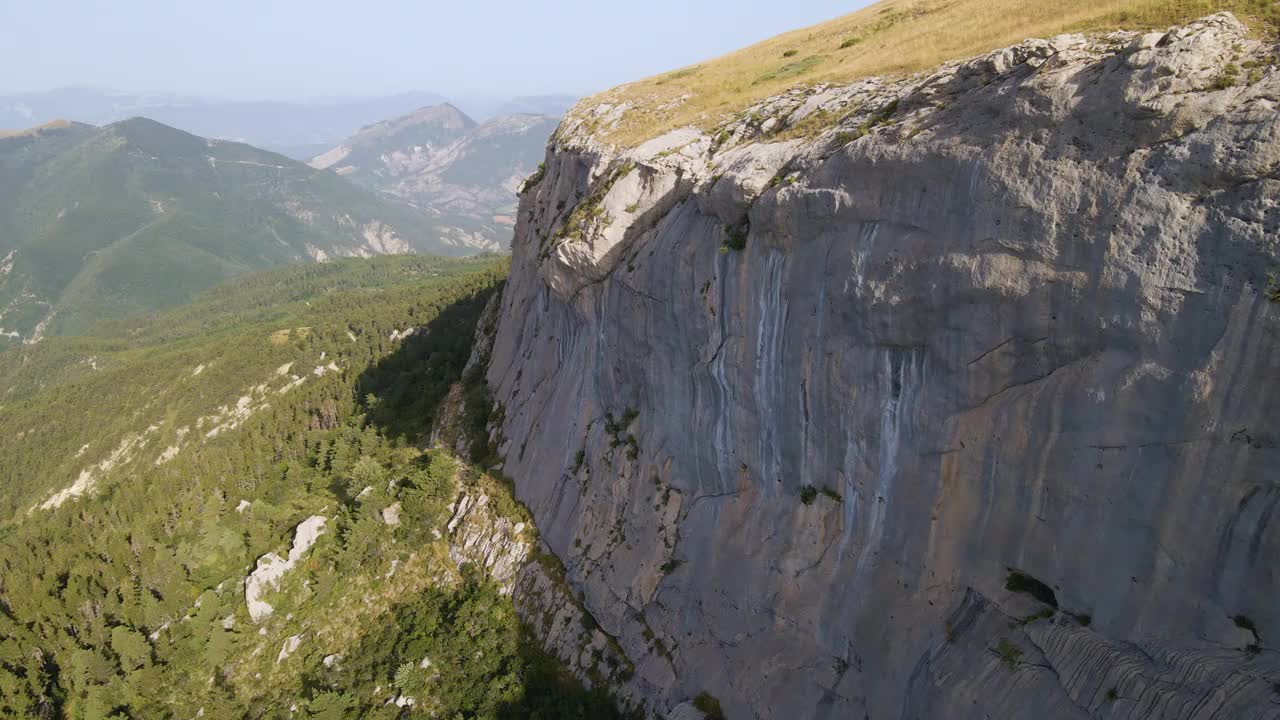 休泽悬崖(近距离鸟瞰西壁)攀岩地点。上阿尔卑斯，阿尔卑斯山，法国视频素材