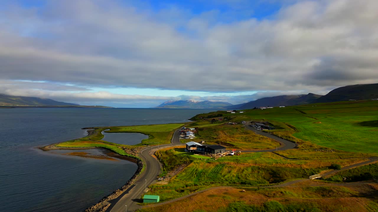 冰岛多云天空下的鲸鱼峡湾景观视频素材