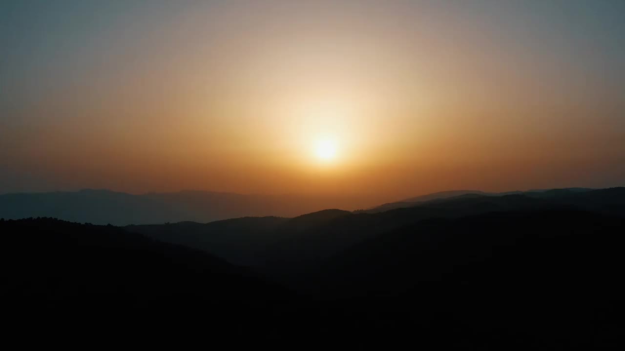 太阳落在山后，日落，自然和新鲜空气视频素材