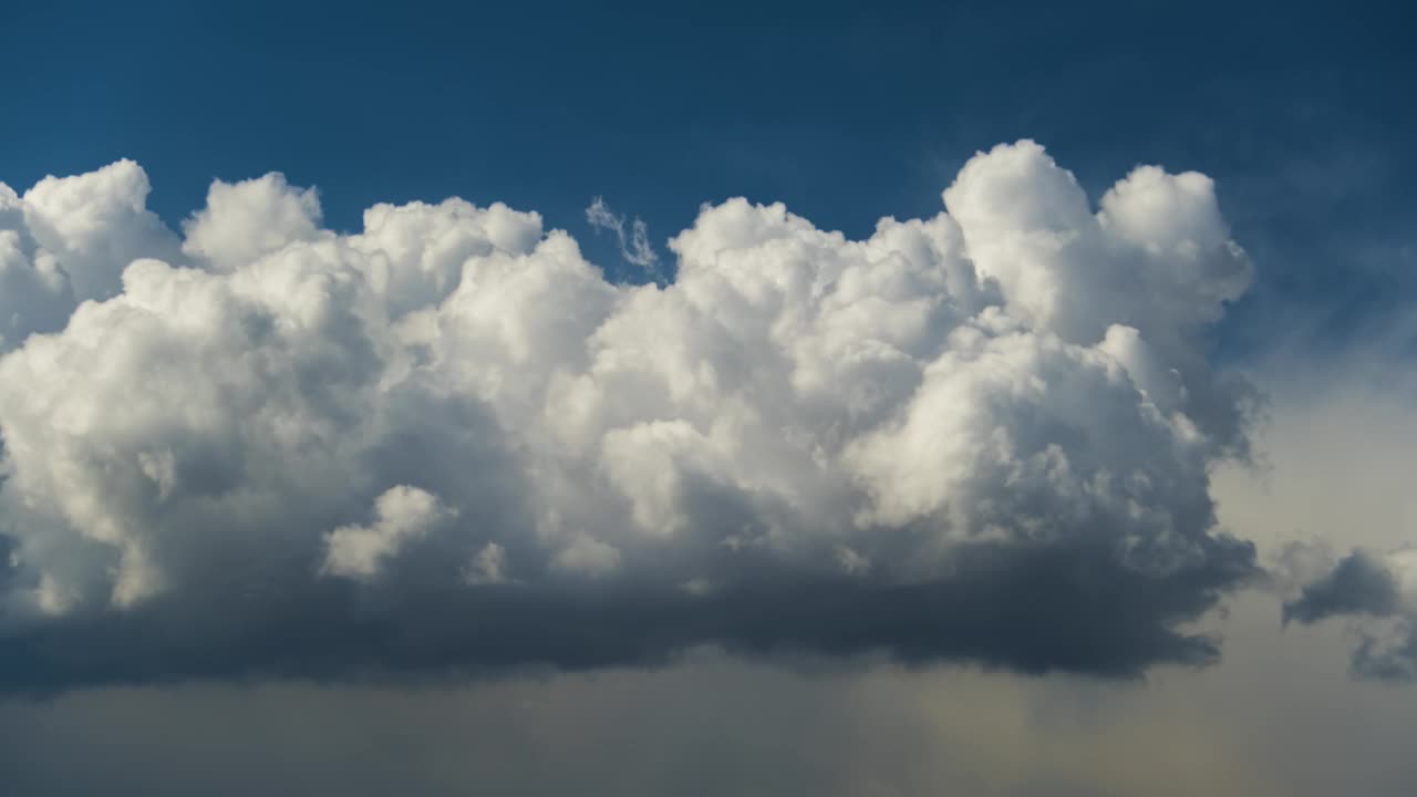 黑暗天空中雷暴前形成的暴风雨积云的时间间隔。移动和变化的云景天气视频素材