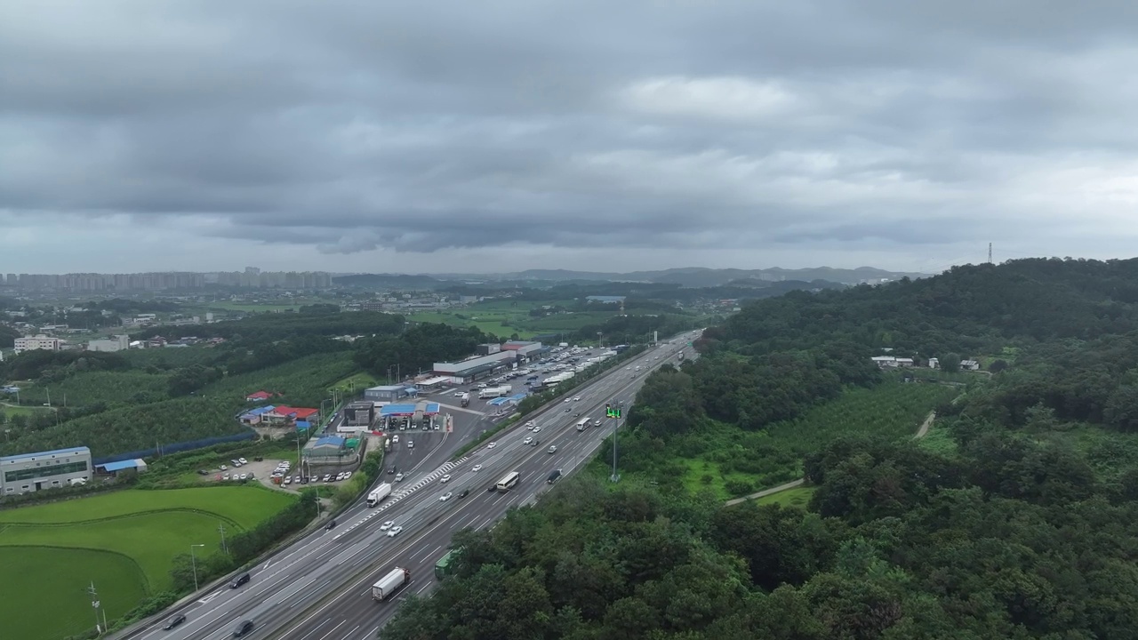 高速公路和安城服务区风景/韩国京畿道安城市视频素材