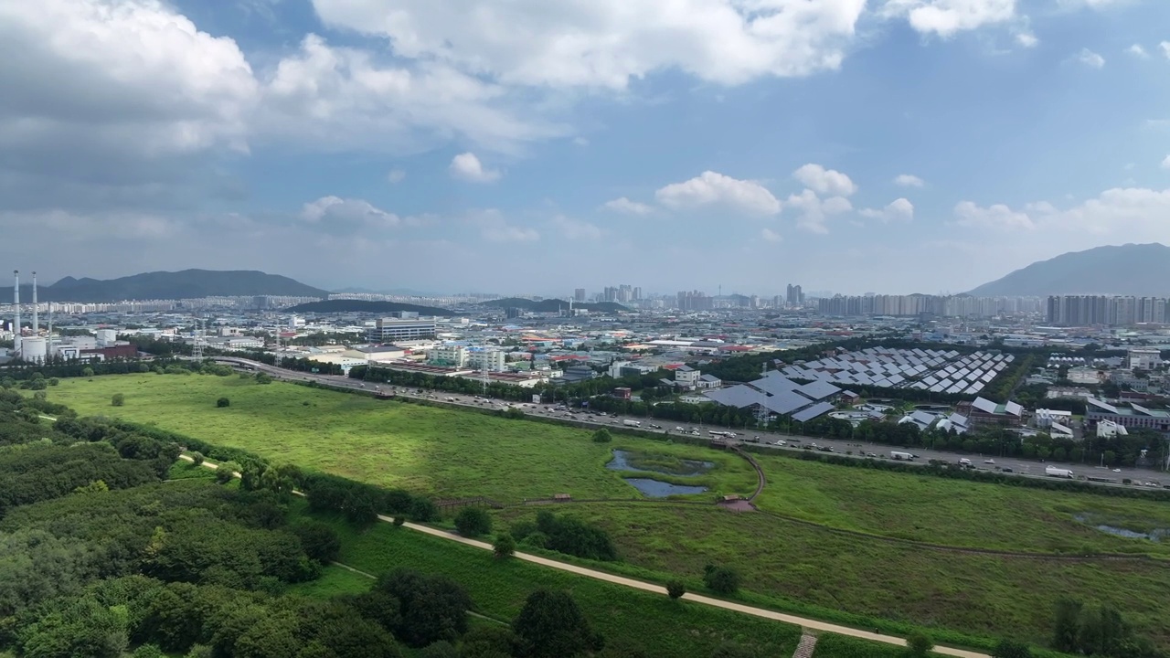 韩国大邱达西区，Seongseo工业园区附近的市中心，工厂和日光收集器视频素材