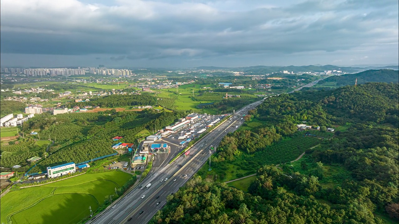 安城服务区和高速公路风景/韩国京畿道安城市视频素材