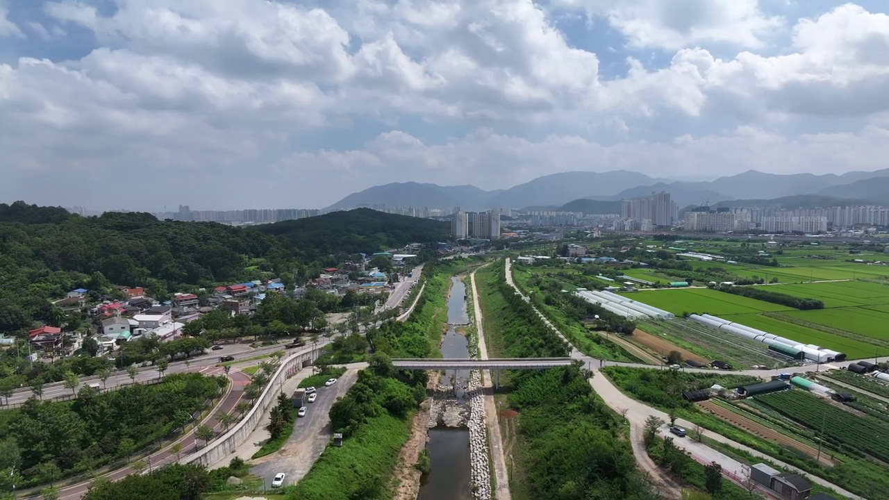 市中心附近的农田，乙烯温室和村庄/大邱，庆尚北道，韩国视频素材