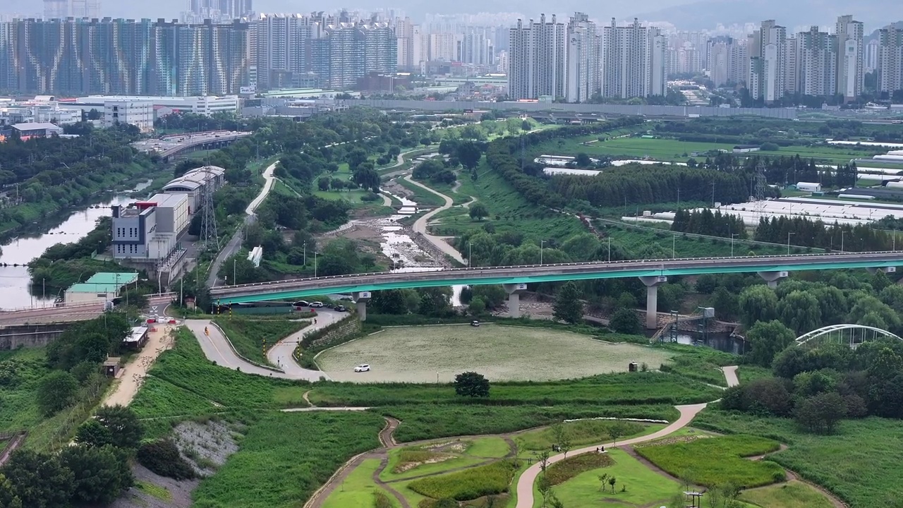 江边市中心的自然风光/韩国大邱达城郡视频素材