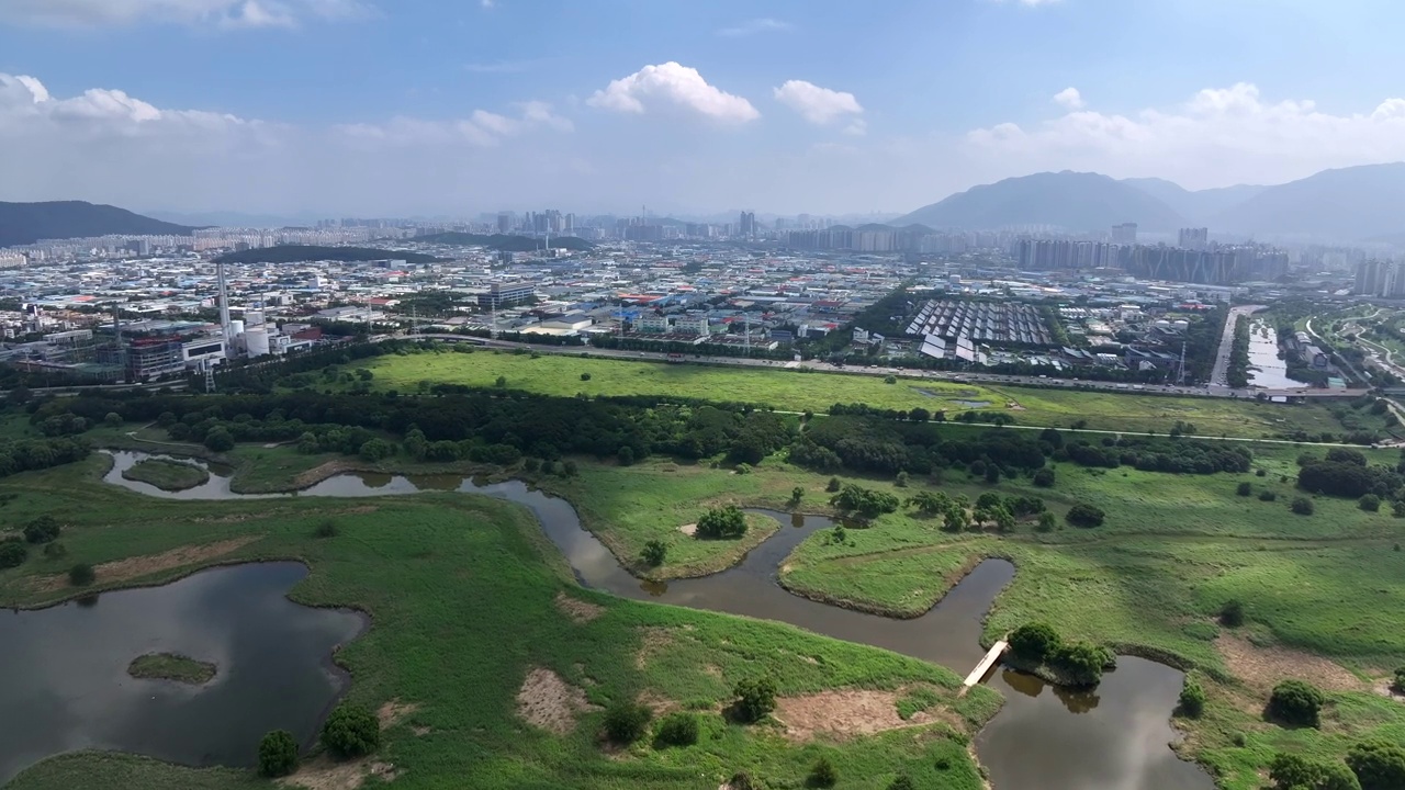 锦湖江、洛东江、大明水库、达城seupji湿地、成西工业园区、工厂和日光收集器周围的市中心/韩国大邱达西区视频素材