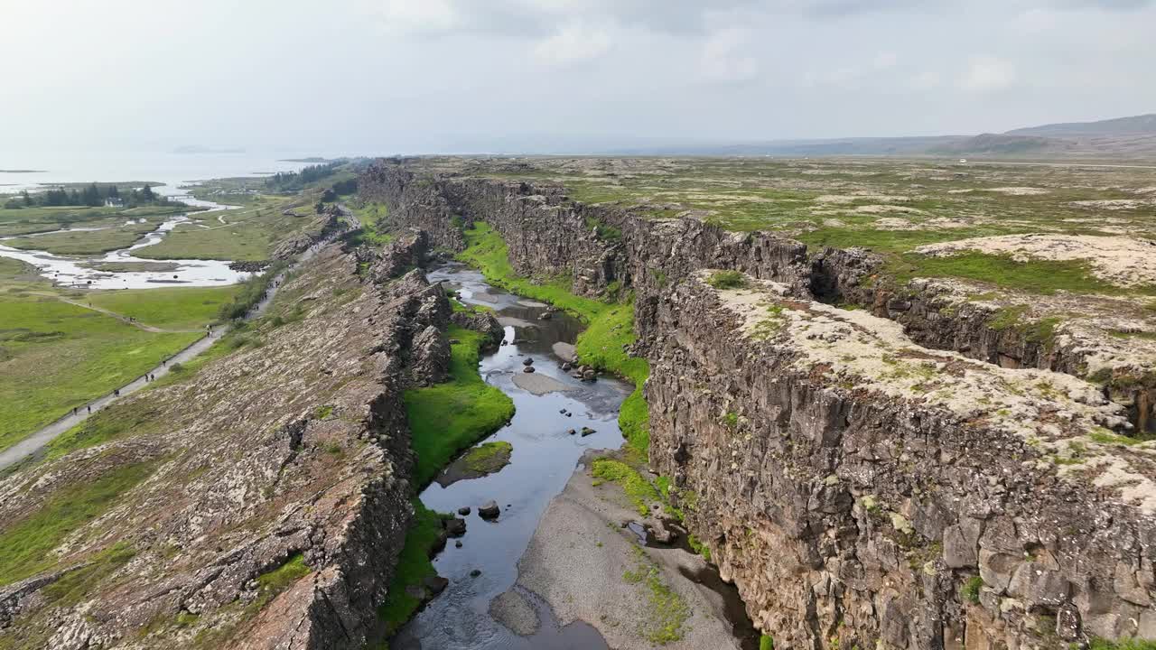 鸟瞰冰岛Thingvellir国家公园内的Oxararfoss瀑布。视频素材