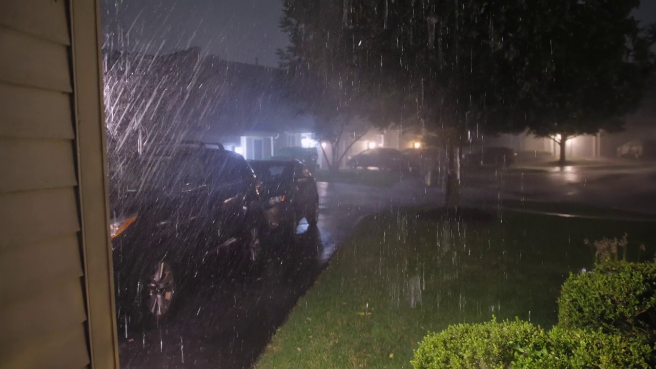 大雨暴雨落在家庭房屋附近的街道上。暴风雨的一天。宽镜头视频素材