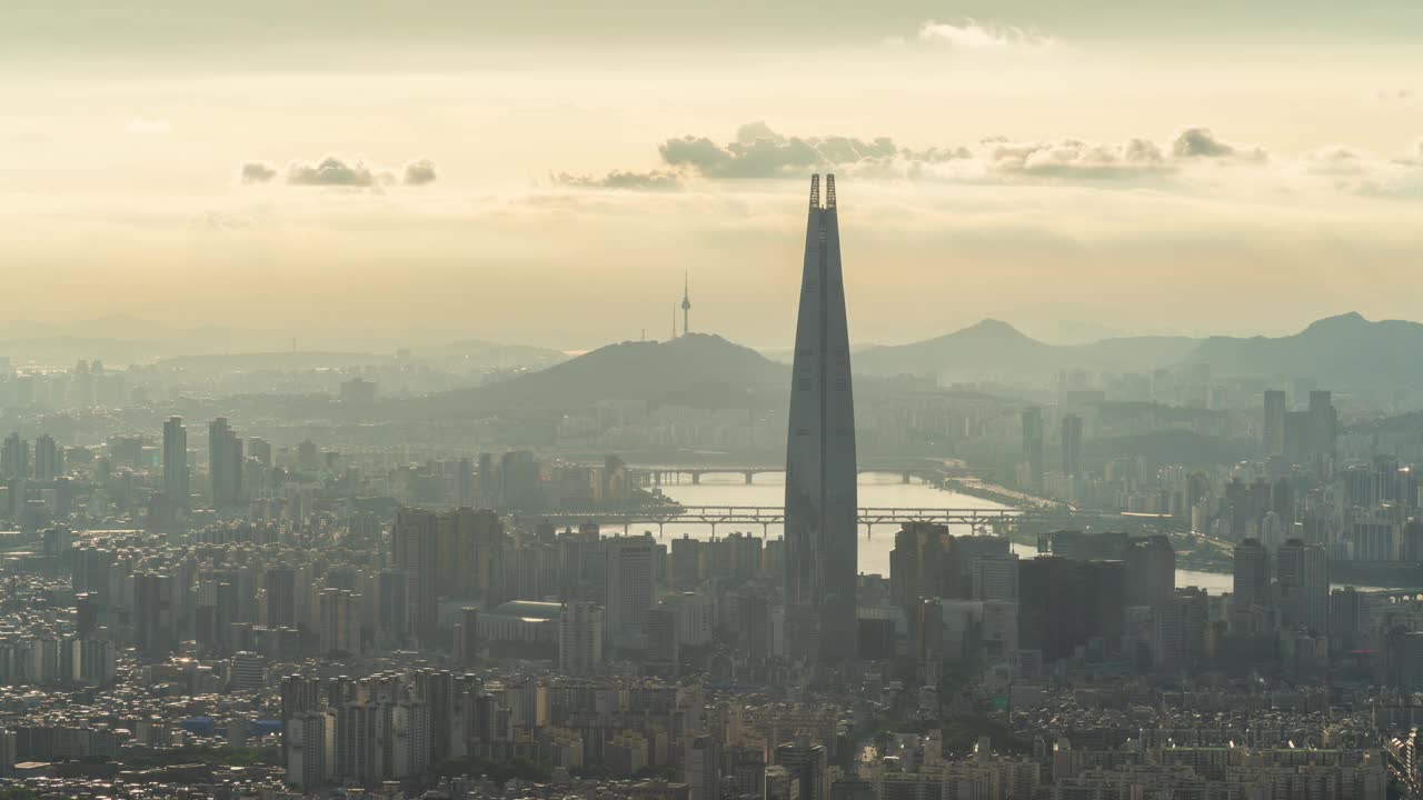 南汉山城要塞、观景台、乐天世界塔、南山塔、建筑物、白天的汉江/首尔，韩国视频素材